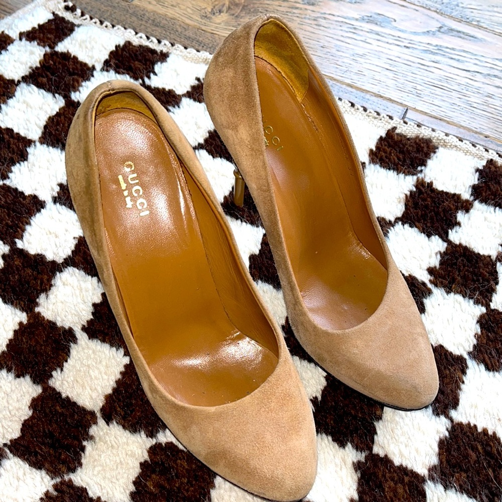 Gucci suede tan pumps